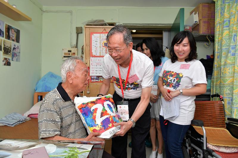 The Secretary for Security, Mr Lai Tung-kwok (centre), today (June 12) distributes a gift pack to an elderly household in Butterfly Estate. Accompanying Mr Lai is the District Officer (Tuen Mun), Ms Aubrey Fung (right).