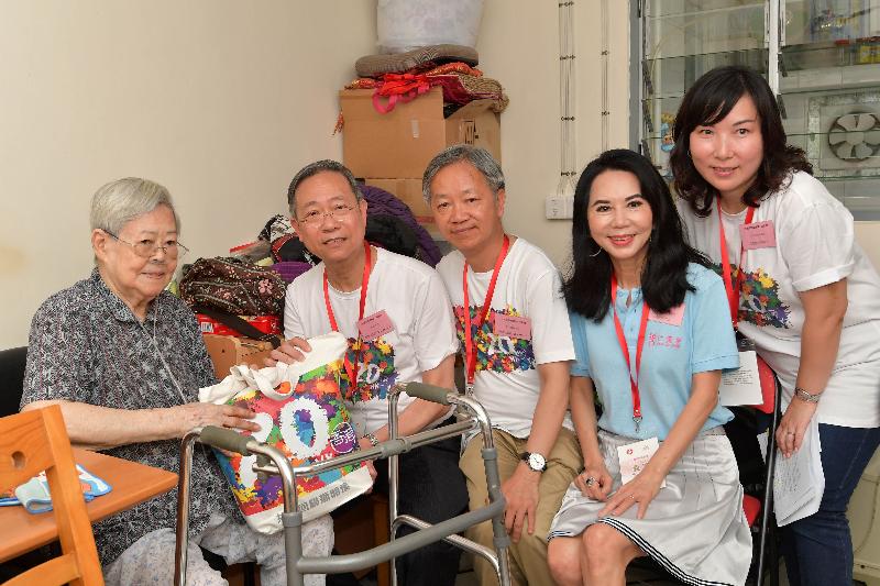 The Secretary for Security, Mr Lai Tung-kwok (second left), today (June 12) distributes a gift pack to an elderly household in Butterfly Estate. The District Officer (Tuen Mun), Ms Aubrey Fung (first right); the Chairman of the Tuen Mun District Council, Mr Leung Kin-man (centre); and the Vice Chairperson of the Board of Directors of Yan Oi Tong, Ms Lo Tai-chin (second right), also join the home visit.