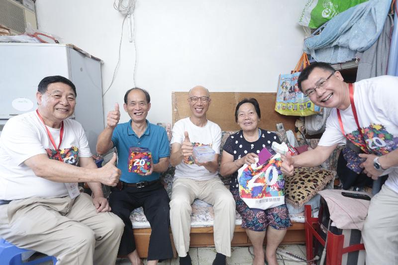The Secretary for the Environment, Mr Wong Kam-sing (centre), together with volunteers, visits the elderly and families in need at Choi Yuen Estate in Sheung Shui to understand their living conditions and needs and distributes gift packs.