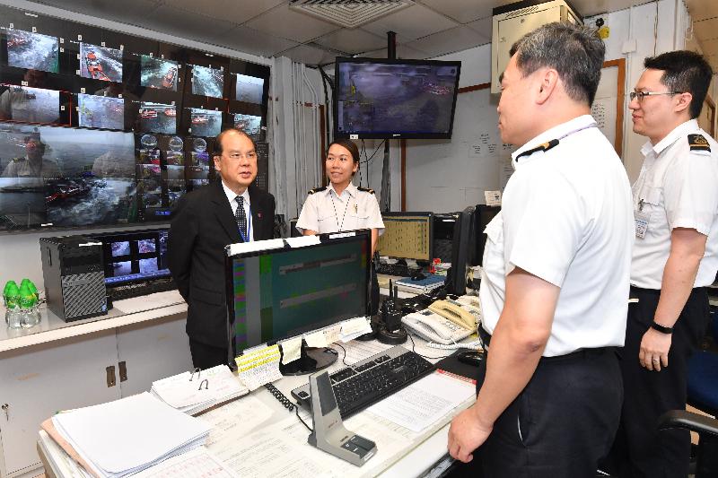 政務司司長張建宗（左一）今日（六月十二日）訪上環的港澳碼頭，了解港澳碼頭的運作和往來香港至澳門及內地口岸的跨境渡輪服務。