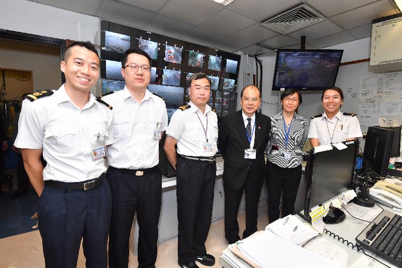 Accompanied by the Director of Marine, Ms Maisie Cheng (second right), the Chief Secretary for Administration, Mr Matthew Cheung Kin-chung (third right), today (June 12) visits the Hong Kong-Macau Ferry Terminal in Sheung Wan and is pictured with the frontline staff of the Marine Department.