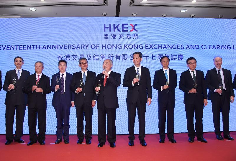The Chief Executive, Mr C Y Leung, attended the cocktail reception to celebrate the 17th anniversary of Hong Kong Exchanges and Clearing Limited (HKEX) today (June 12). Photo shows (fourth from left) the Financial Secretary, Mr Paul Chan Mo-po; the Chairman of the Board of Directors of HKEX, Mr Chow Chung-kong; Mr Leung; the Chief Executive of HKEX, Mr Charles Li; the Secretary for Financial Services and the Treasury, Professor K C Chan and other officiating guests proposing a toast.