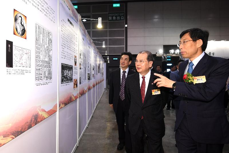 政务司司长张建宗今日（六月十四日）上午出席《大公报》创刊115周年大型图片展览开幕仪式。图示张建宗（右二）参观展览。