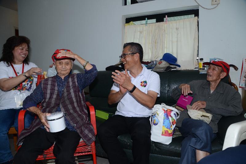 The Financial Secretary, Mr Paul Chan, conducted home visits in Sai Kung District under the "Celebrations for All" project today (June 14). Photo shows Mr Chan (centre) chatting with family members and presenting them with a gift pack to share the joy of the 20th anniversary of the establishment of the Hong Kong Special Administrative Region.