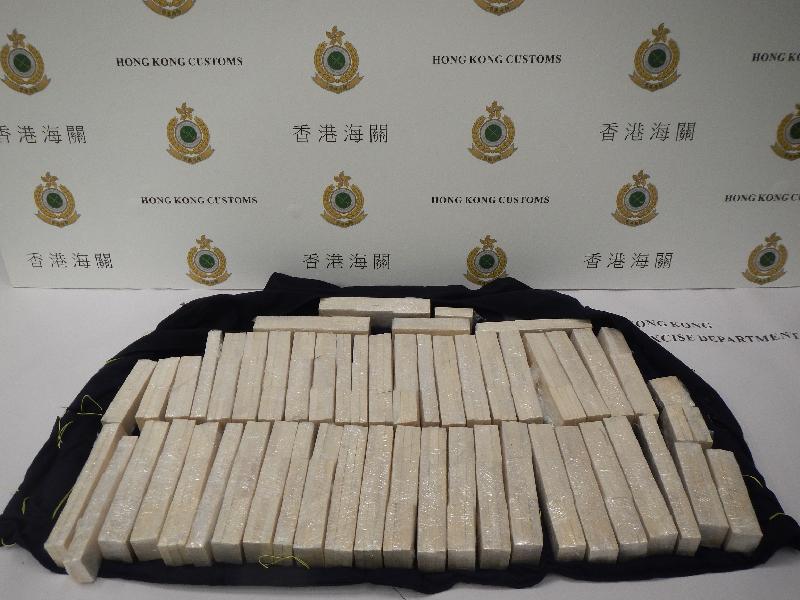 香港海关昨日（六月十四日）在香港国际机场检获约五十七点六公斤怀疑象牙制品，估计市值约一百一十五万元。