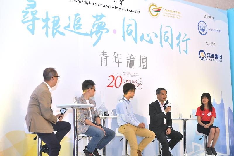 行政長官梁振英今日（六月十五日）在深圳出席香港中華出入口商會主辦的「尋根追夢．同心同行」青年論壇。圖示梁振英（右二）在分享環節與嘉賓對談。