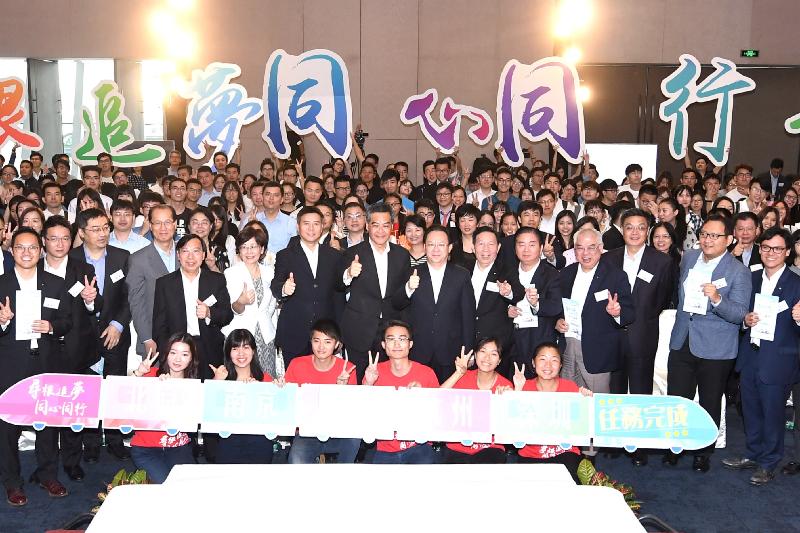 行政長官梁振英今日（六月十五日）在深圳出席香港中華出入口商會主辦的「尋根追夢．同心同行」青年論壇。圖示梁振英（第二排右八）及其他嘉賓和出席青年人在論壇上合照。