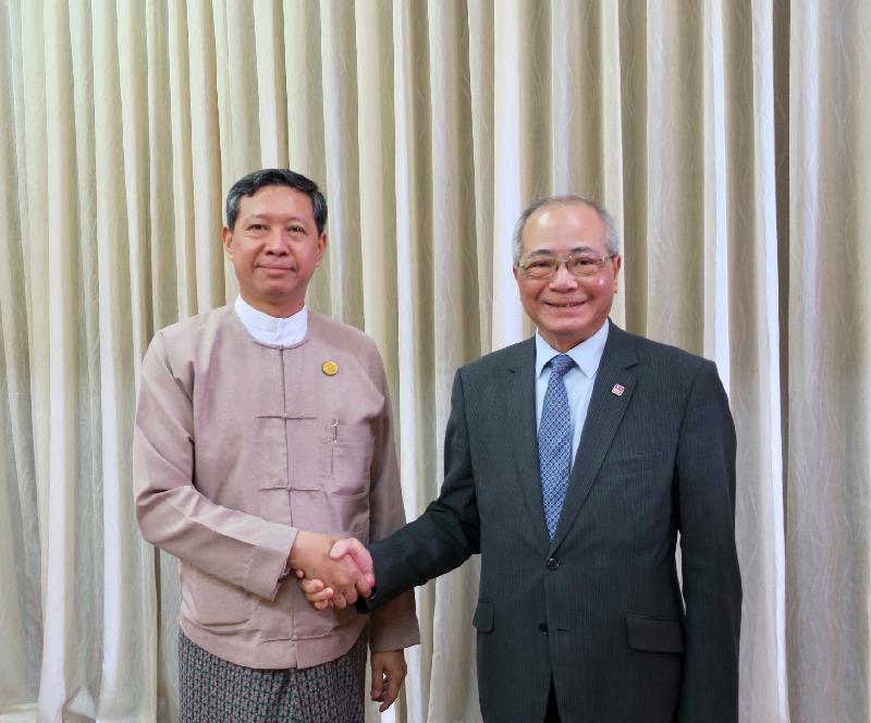 教育局局長吳克儉（右）今日（六月十五日）與緬甸教育部部長苗登基博士在緬甸仰光舉行雙邊會議。