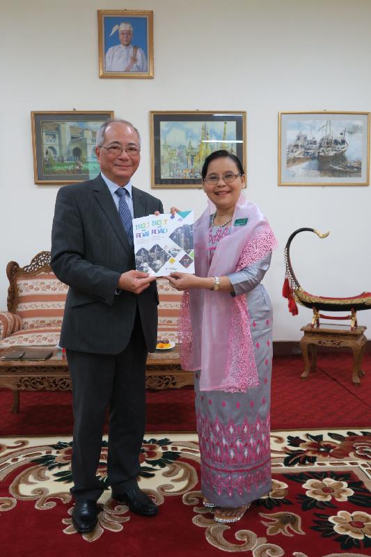 教育局局長吳克儉（左）今日（六月十五日）在緬甸與仰光教育大學署理校長Aye Aye Myint教授見面，就師資培訓交換意見。
