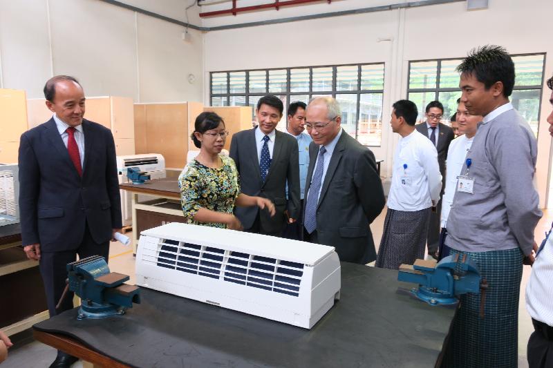 教育局局长吴克俭（左四）今日（六月十五日）在缅甸参观新加坡－缅甸职业培训学院，该校成立于二○一六年，为缅甸的重点行业提供技术人才。
