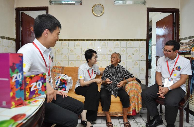 行政署长蔡洁如（左二）及副行政署长郑锦荣（左一）今日（六月十六日）探访大埔的长者，并向她送上礼物包，一起分享香港回归二十周年的喜悦。