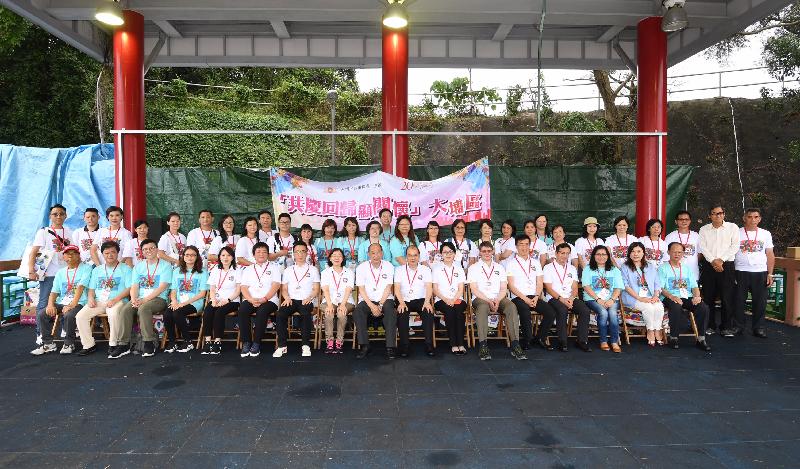 The Chief Secretary for Administration, Mr Matthew Cheung Kin-chung, conducted home visits in Tai Po District under the "Celebrations for All" project today (June 16). Photo shows (front row, from fifth left) Assistant Director of Home Affairs Ms Anna Chor; the District Officer (Tai Po), Ms Andy Lui; Deputy Director of Home Affairs Mr Patrick Li; the Director of Home Affairs, Miss Janice Tse; the Chairman of the Tai Po District Council, Mr Cheung Hok-ming; Mr Cheung; the Director of Administration, Ms Kitty Choi; the Head of the Efficiency Unit, Mr Kim Salkeld; Deputy Director of Administration Mr Bobby Cheng; the District Social Welfare Officer (Tai Po/North) of the Social Welfare Department, Mr Yam Mun-ho, and other volunteers before the visits.