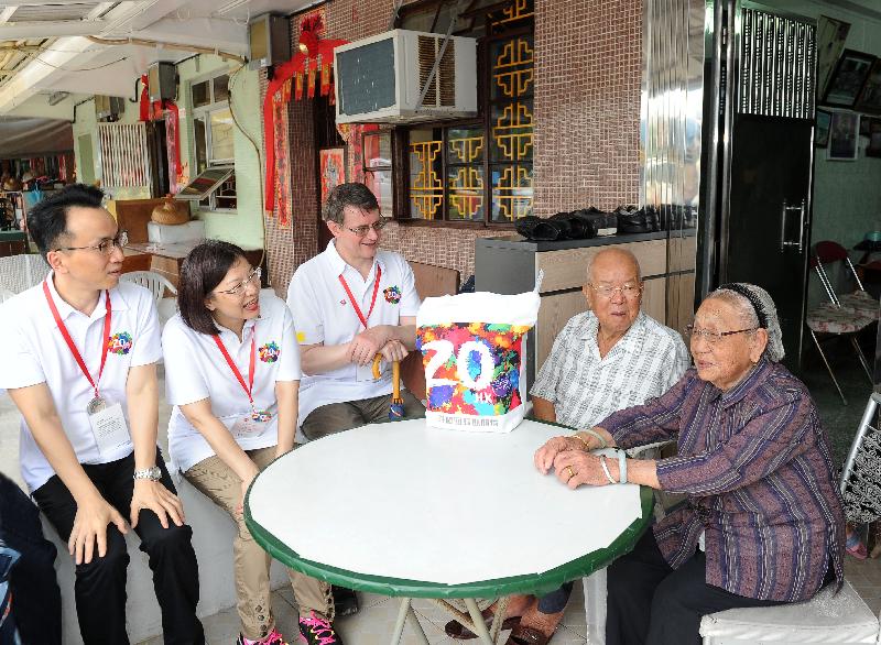 The Director of Home Affairs, Miss Janice Tse (second left), the Head of the Efficiency Unit, Mr Kim Salkeld (third left), and Deputy Director of Home Affairs Mr Patrick Li (first left), conducted home visits in Tai Po District under the "Celebrations for All" project today (June 16). They are pictured visiting an elderly family to learn more about their living conditions and giving them a gift pack to share the joy of the 20th anniversary of the establishment of the Hong Kong Special Administrative Region.