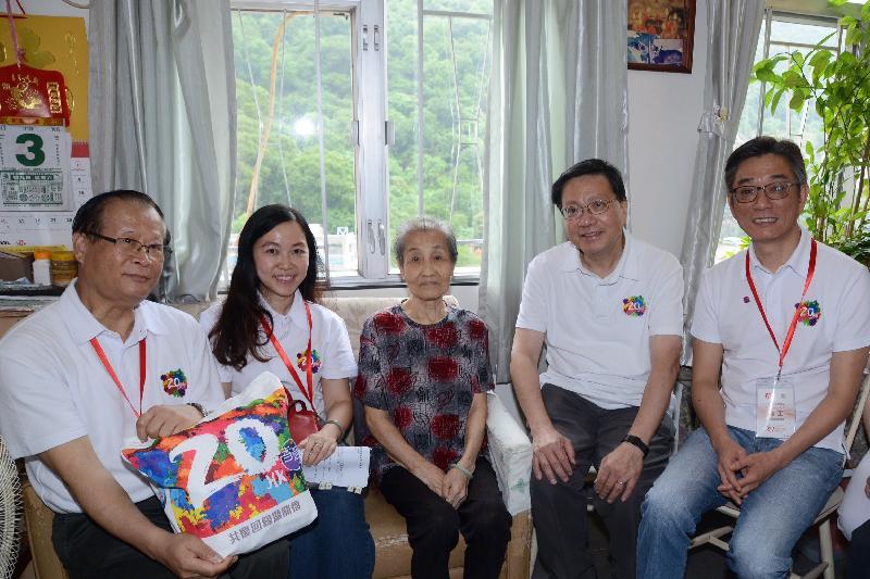 The Secretary for Transport and Housing, Professor Anthony Cheung Bing-leung (second right), conducted home visits in Eastern District under the "Celebrations for All" project today (June 17). Picture shows Professor Cheung visiting an elderly in Shau Kei Wan to learn about her daily living condition. The Permanent Secretary for Transport and Housing (Housing), Mr Stanley Ying (first right); the Chairman of Eastern District Council, Mr Wong Kin-pan (first left); and the District Officer (Eastern), Ms Anne Teng (second left); also participate in the home visit.
