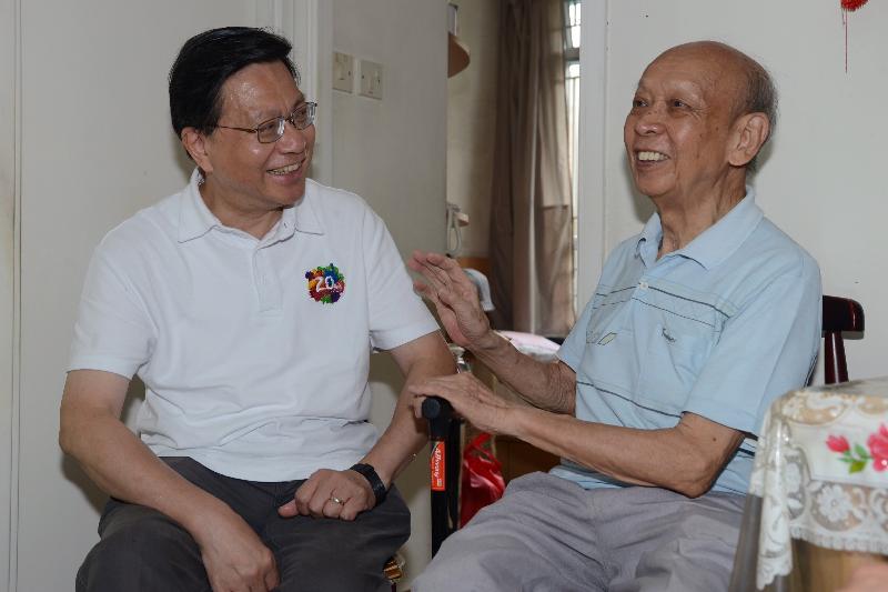 The Secretary for Transport and Housing, Professor Anthony Cheung Bing-leung (left), visits an elderly at Oi Tung Estate in Shau Kei Wan under the "Celebrations for All" project today (June 17) to learn more about his daily living. 
