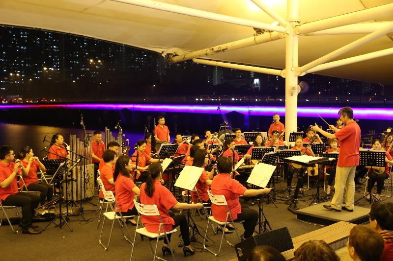 The Sha Tin District Council presented the "Thematic Light-and-Music Show" tonight (June 17). The live Chinese orchestral performance by the Hong Kong Chinese Orchestra is integrated with unique thematic lighting, creating a diverse and attractive atmosphere along the Shing Mun River promenade.