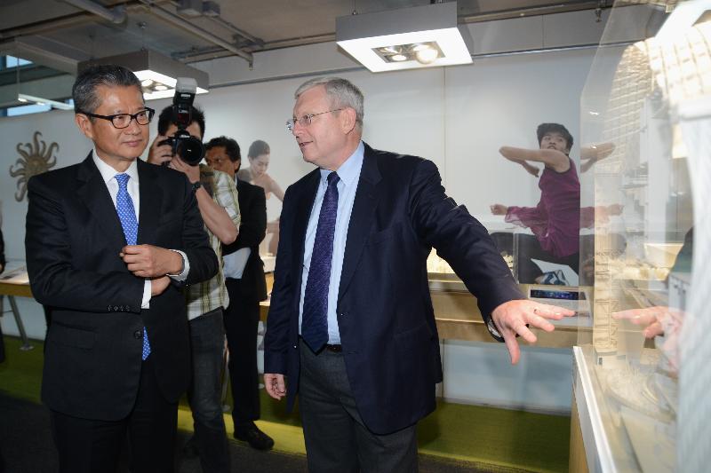 财政司司长陈茂波今日（六月十九日）傍晚出席在展城馆举行的「印象∞香港」展览开幕礼。图示陈茂波（左）参观展览。