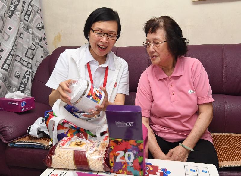 The Under Secretary for Home Affairs, Ms Florence Hui (left), today (June 19) visits an elderly person in Sun Chui Estate, Sha Tin to understand her living conditions and give her a gift pack.