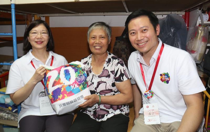 The Director of Home Affairs, Miss Janice Tse (left) and the Political Assistant to the Secretary for Home Affairs, Mr Caspar Tsui, today (June 19) visit a family in Sun Chui Estate, Sha Tin to understand their living conditions and give them a gift pack.