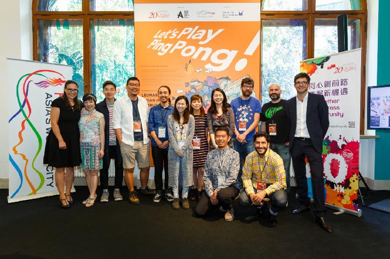 來自香港的年輕漫畫家和插畫師於六月十七日（柏林時間）舉行的「Let's Play Ping Pong!」香港漫畫展上與主辦單位合照。