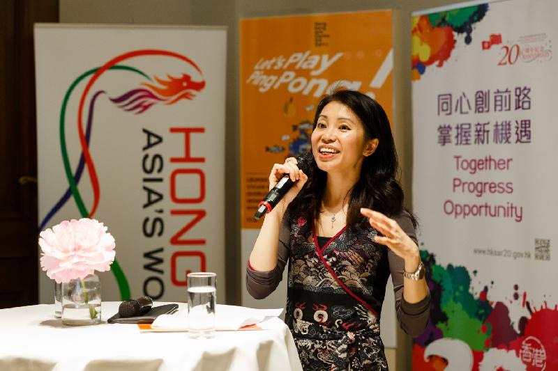 香港駐柏林經濟貿易辦事處處長何小萍於六月十七日（柏林時間）舉行的「Let's Play Ping Pong！」香港漫畫展開幕典禮上致歡迎辭。