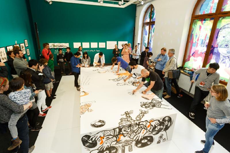 香港本地藝術團體「乒乓」和德國當地藝術家於六月十七日（柏林時間）舉行的「Let's Play Ping Pong!」香港漫畫展上即場表演繪畫。