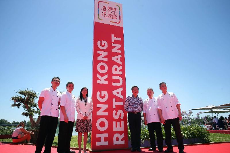 A Hong Kong restaurant opened at Vinexpo in Bordeaux, France, on June 18 (Bordeaux time) to promote Hong Kong as Asia's culinary capital to French and international visitors. Photo shows the Special Representative for Hong Kong Economic and Trade Affairs to the European Union, Ms Shirley Lam, (third left); the Executive Director of the Hong Kong Tourism Board, Mr Anthony Lau (third right); chefs Mr Ting Wai-lam (first left) and Mr Yip Kar-on (second left) from the restaurant Guo Fu Lou; and chefs Mr Leung Fai-keung (second right) and Mr Mak Kwai-pui (first right) from the restaurant Tim Ho Wan in front of the Hong Kong restaurant at Vinexpo.