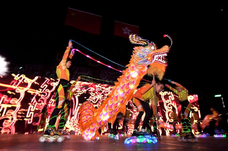 教育局聯同香港、九龍、新界三個地域校長會今日（六月二十一日）舉辦「慶祝香港回歸二十周年粵港學校大匯演」。圖為大匯演上的舞龍表演。