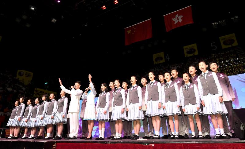 來自粵港兩地姊妹學校的學生今日（六月二十一日）在「慶祝香港回歸二十周年粵港學校大匯演」上表演朗誦。