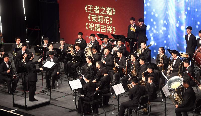 學生今日（六月二十一日）在「慶祝香港回歸二十周年粵港學校大匯演」上演奏樂器。