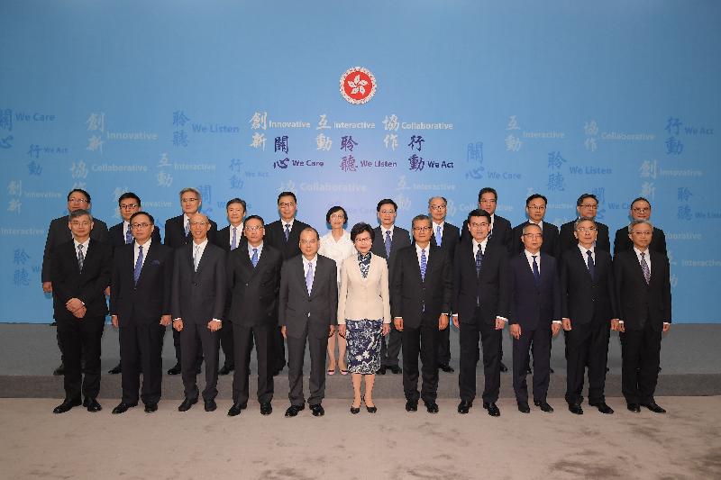 候任行政长官林郑月娥（前排中）今日（六月二十一日）与香港特别行政区第五届政府主要官员于记者会上合照。
