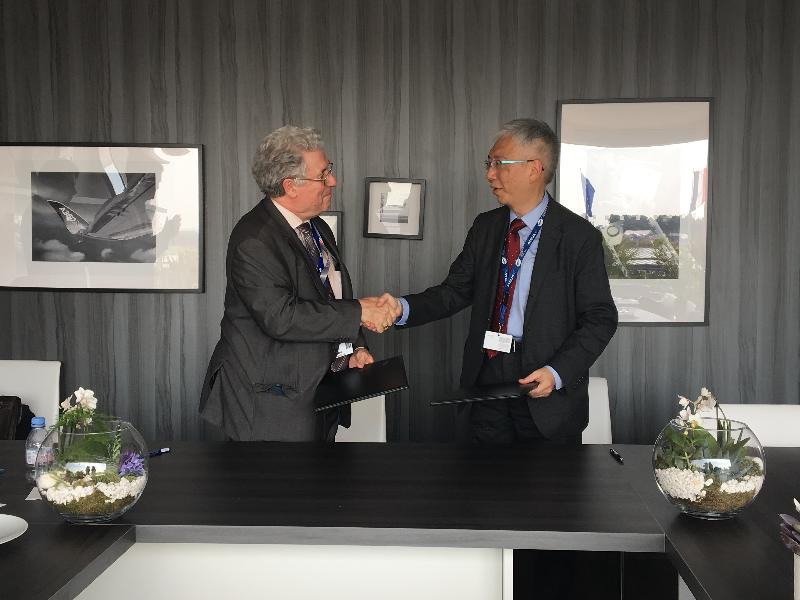 The Permanent Secretary for Transport and Housing (Transport), Mr Joseph Lai (right), exchanges the signed Protocol of Cooperation with the Director-General of the French Direction Générale de l'Aviation Civile, Mr Patrick Gandil (left), in Paris yesterday (June 22, Paris time). 