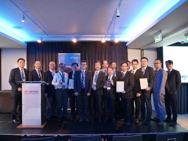 The Principal Assistant Secretary (Works) of the Development Bureau, Mr Francis Leung (front row, seventh right), and the Chief Engineer (Drainage Projects) of the Drainage Services Department, Mr Kan Hon-shing (front row, sixth right), received awards on behalf of the Development Bureau and the Drainage Services Department respectively at the New Engineering Contract Awards 2017 prize presentation ceremony in London, the UK, yesterday (June 22, London time). Picture shows Mr Leung and Mr Kan with the project teams.