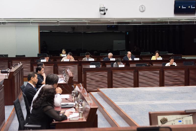 Members of the Legislative Council (LegCo) and Yau Tsim Mong District Council discuss issues relating to the management of the Mong Kok Pedestrian Precinct at a meeting at the LegCo Complex today (June 23).