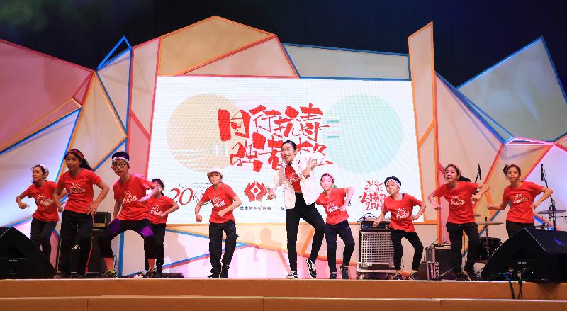 At the large-scale anti-drug event "Fight Drugs Together 2017" today (June 24), a team of young people gives a dance performance to encourage youngsters to develop healthy hobbies and say no to drugs.