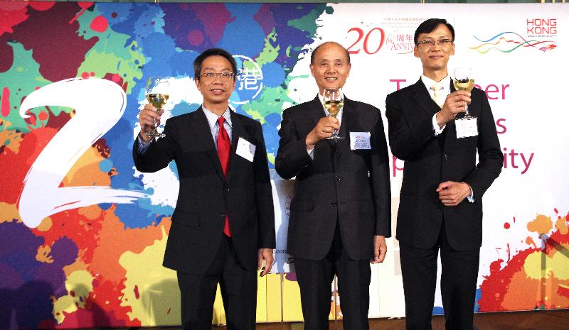 The Hong Kong Commissioner for Economic and Trade Affairs, USA, Mr Clement Leung (left); the Director of the Hong Kong Economic and Trade Office, San Francisco, Mr Ivanhoe Chang (right); and the Chinese Consul General in San Francisco, Mr Luo Linquan (centre), propose a toast at the gala reception in San Francisco to celebrate the 20th anniversary of the establishment of the Hong Kong Special Administrative Region today (June 23, San Francisco time).