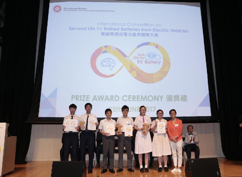 署理环境局局长陆恭蕙（右一）今日（六月二十五日）与「电动车退役电池重用国际大赛」学生组的得奬队伍合照。