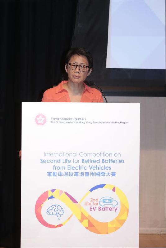 Speaking at the prize award ceremony for the championship of the International Competition on Second Life for Retired Batteries from Electric Vehicles (EVs) today (June 25), the Acting Secretary for the Environment, Ms Christine Loh, said the competition would help raise the awareness of second life applications for retired EV batteries. Launched by the Environment Bureau in August 2016, the competition aimed to help identify innovative and practical second-life applications for retired batteries from EVs.
