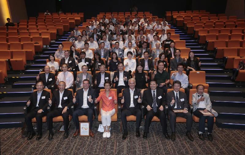 The Acting Secretary for the Environment, Ms Christine Loh (first row, fourth left), joins a group photo with members of the judging panel, other guests and finalists of the championship of the International Competition on Second Life for Retired Batteries from Electric Vehicles at today's (June 25) award ceremony.
