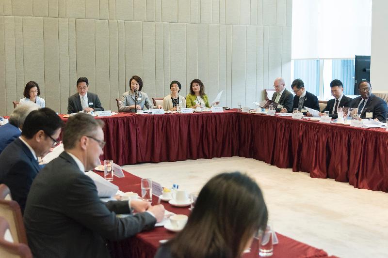 The President's deputy of the Legislative Council (LegCo), Ms Starry Lee (back row, centre), today (June 26) conducts a briefing for Consuls-General or their representatives and Honorary Consuls on the work of LegCo in the LegCo Complex.