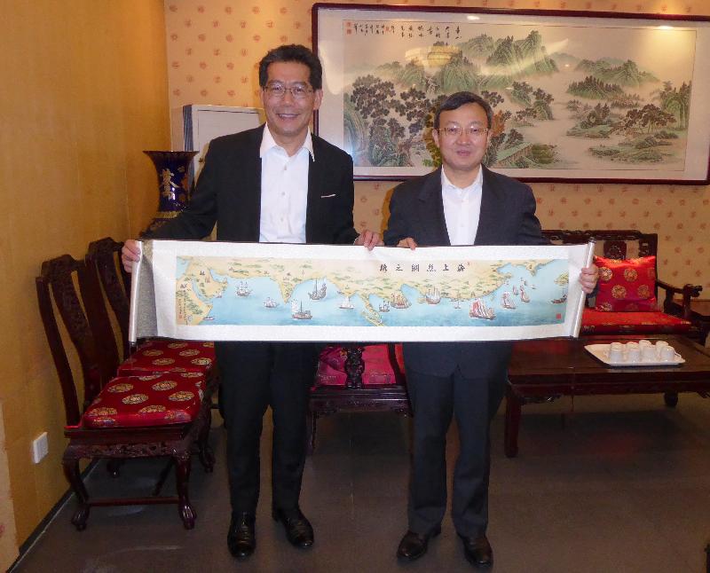 The Secretary for Commerce and Economic Development, Mr Gregory So (left), meets with the Vice Minister of Commerce, Mr Wang Shouwen, in Beijing today (June 27).
