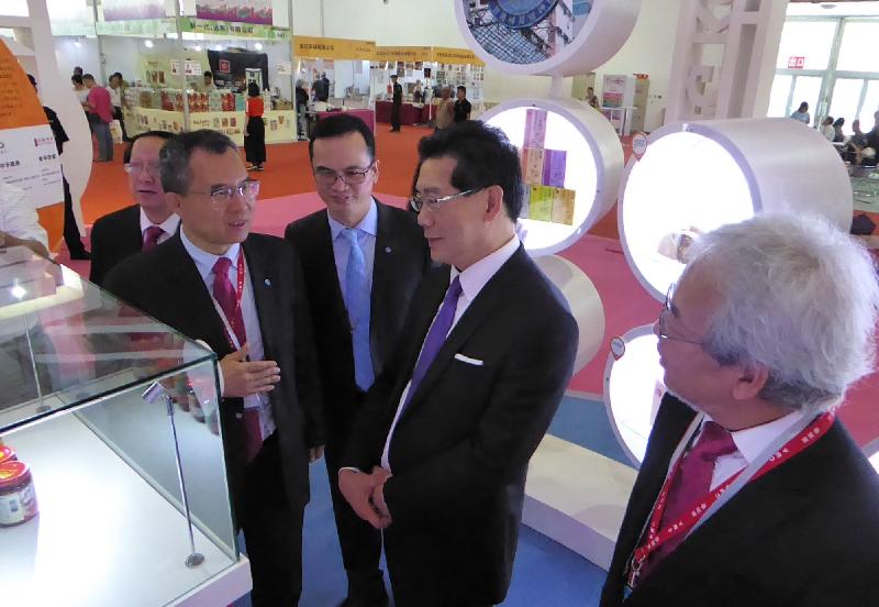 The Secretary for Commerce and Economic Development, Mr Gregory So (second right), in Beijing today (June 27) tours exhibition booths after attending the opening ceremony of the 2017 Hong Kong Trendy Products Expo, Beijing and the Hong Kong Brand Festival．Beijing.
