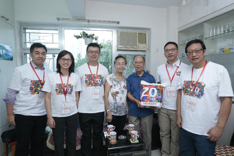 The Secretary for Justice, Mr Rimsky Yuen, SC, today (June 27) visited families in Wan Chai District to learn more about their living conditions and needs, as well as present gift packs to them. Mr Yuen (second right) is pictured with an elderly couple (third right and centre); the District Officer (Wan Chai), Mr Rick Chan (third left); the Chairman of the Wan Chai District Council, Mr Stephen Ng (first right); the District Social Welfare Officer (Eastern and Wan Chai) of the Social Welfare Department, Miss Hannah Yip (second left); and a representative of a participating organisation.