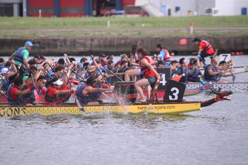 The London Hong Kong Dragon Boat Festival 2017 was held on June 25 (London time) in London's Docklands. Forty dragon boat teams took part in a full day of racing.