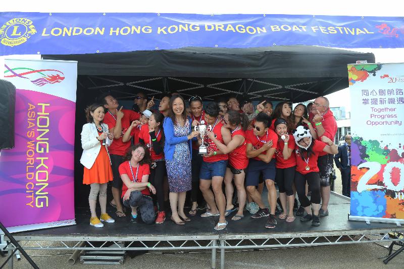 The London Hong Kong Dragon Boat Festival 2017 was held on June 25 (London time) in London's Docklands. Picture shows the Director-General of the Hong Kong Economic and Trade Office, London (London ETO), Ms Priscilla To (front row, sixth right), presenting the London ETO trophy to the winners of the open competition, Windy Panda Cubs.
