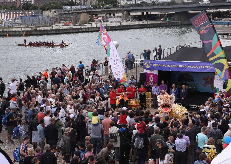 2017倫敦香港龍舟同樂日於六月二十五日（倫敦時間）在倫敦船塢區舉行。圖示開幕禮以繽紛熱鬧的舞獅作結。