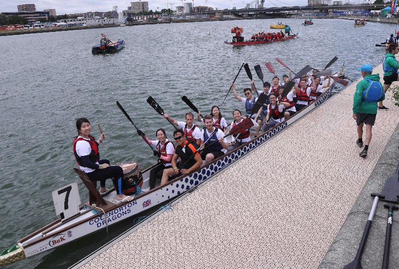 2017伦敦香港龙舟同乐日于六月二十五日（伦敦时间）在伦敦船坞区举行。图示伦敦经贸办及友好组成的龙舟队准备出赛。