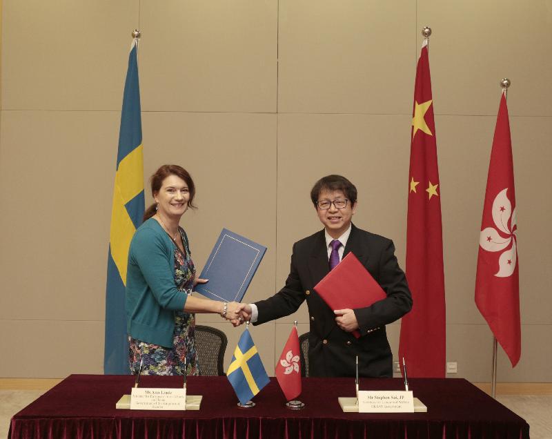 The Secretary for Labour and Welfare, Mr Stephen Sui, met with the Minister for EU Affairs and Trade of Sweden, Ms Ann Linde, at Central Government Offices, Tamar, today (June 28) to announce the establishment of a bilateral Working Holiday Scheme between Hong Kong and Sweden. Photo shows Mr Sui (right) and Ms Linde at the agreement signing ceremony.