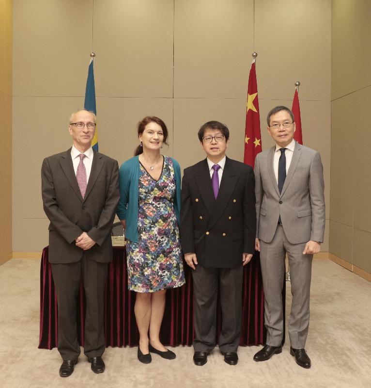 The Secretary for Labour and Welfare, Mr Stephen Sui (second right), met with the Minister for EU Affairs and Trade of Sweden, Ms Ann Linde (second left), at the Central Government Offices, Tamar, today (June 28) to announce the establishment of a bilateral Working Holiday Scheme between Hong Kong and Sweden. Also attending the agreement signing ceremony were the Commissioner for Labour, Mr Carlson Chan (first right); and the Acting Consul General of Sweden in Hong Kong, Mr Stefan Noreén (first left).