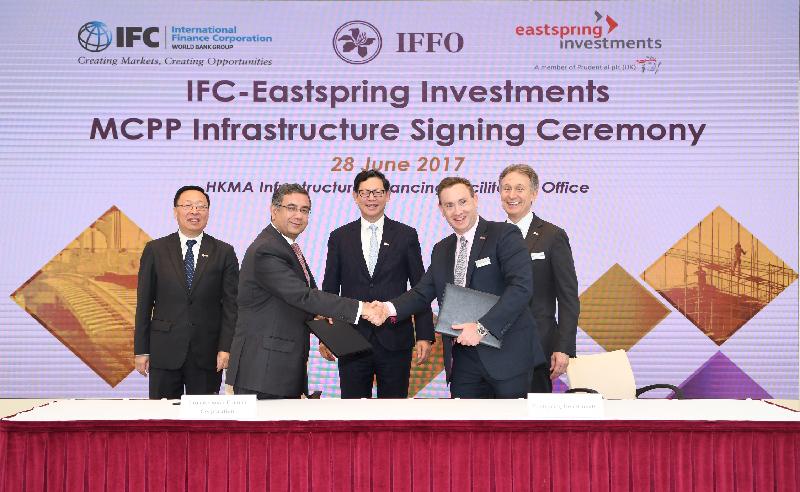 The Director of East Asia & the Pacific of International Finance Corporation (IFC), Mr Vivek Pathak (second left), and the Chief Investment Officer, Infrastructure, Eastspring Investments, Mr Tony Adams (second right), today (June 28) signed an agreement on the Managed Co-lending Portfolio Program Infrastructure. The signing ceremony was witnessed by the Vice President and Treasurer of IFC, Mr Hua Jingdong (first left); the Chief Executive of the Hong Kong Monetary Authority, Mr Norman Chan (centre); and the Chairman of Eastspring Investments, Mr Donald Kanak (first right).